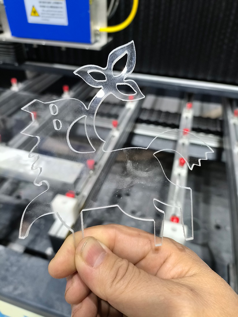 Laserbearbeitete Glasprobe, gefertigt auf einer Maschine von Glass Lasers