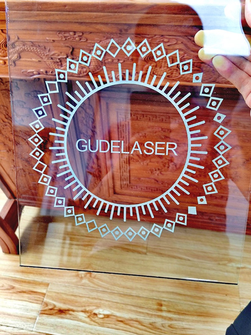 Laserbearbeitete Glasprobe, gefertigt auf einer Maschine von Glass Lasers