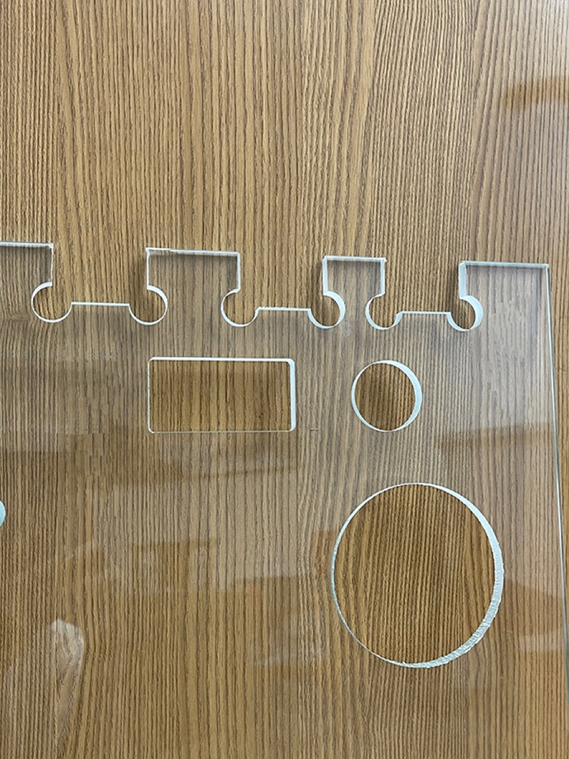 Laserbearbeitete Glasprobe, gefertigt auf einer Maschine von Glass Lasers