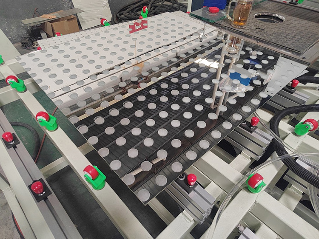 Laserbearbeitete Glasprobe, gefertigt auf einer Maschine von Glass Lasers